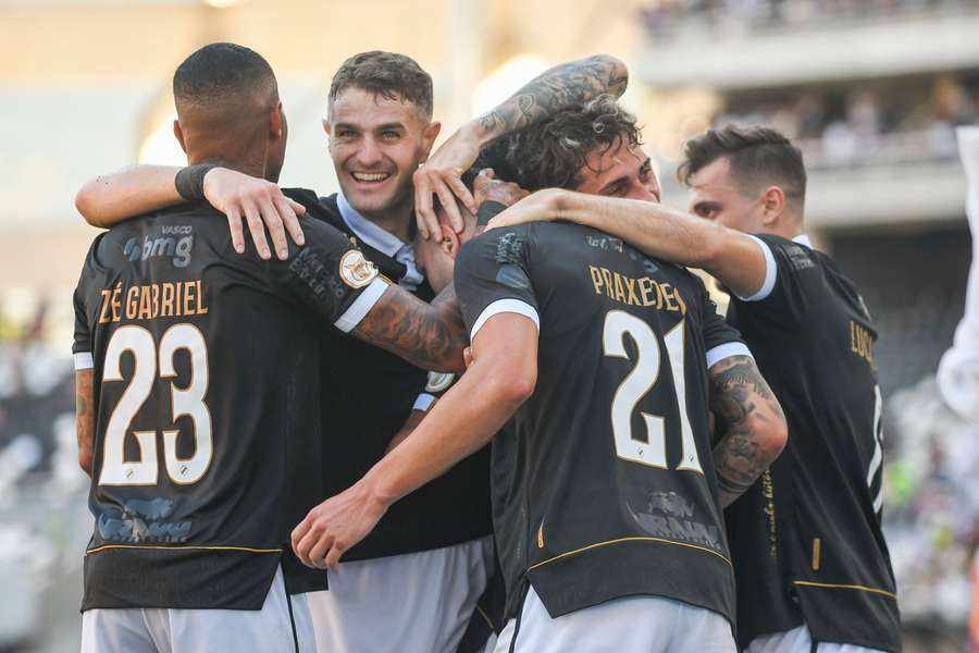 Jogadores do Vasco comemoram golo no Estádio Nilton Santos