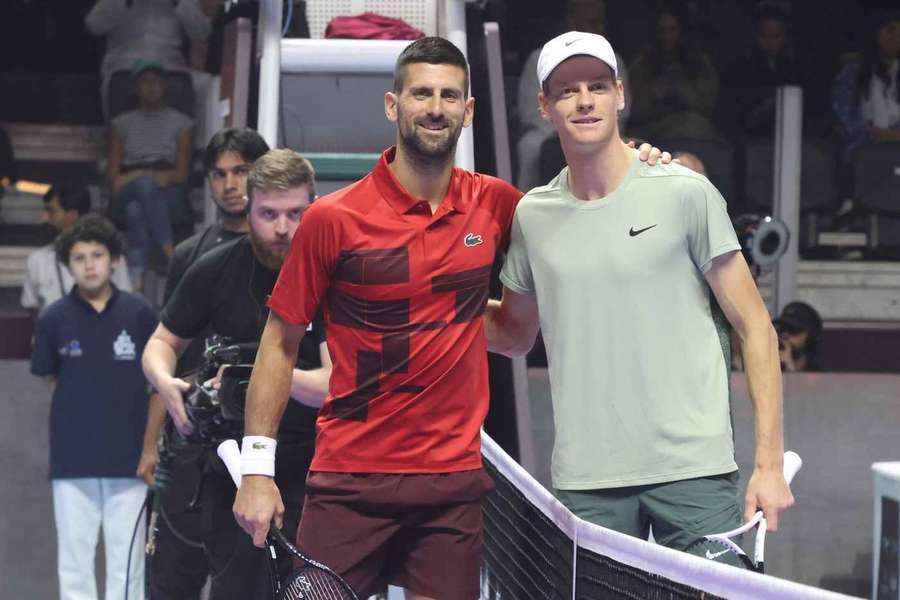 Novak Djokovic und Jannik Sinner beim Six Kings Slam 2024.