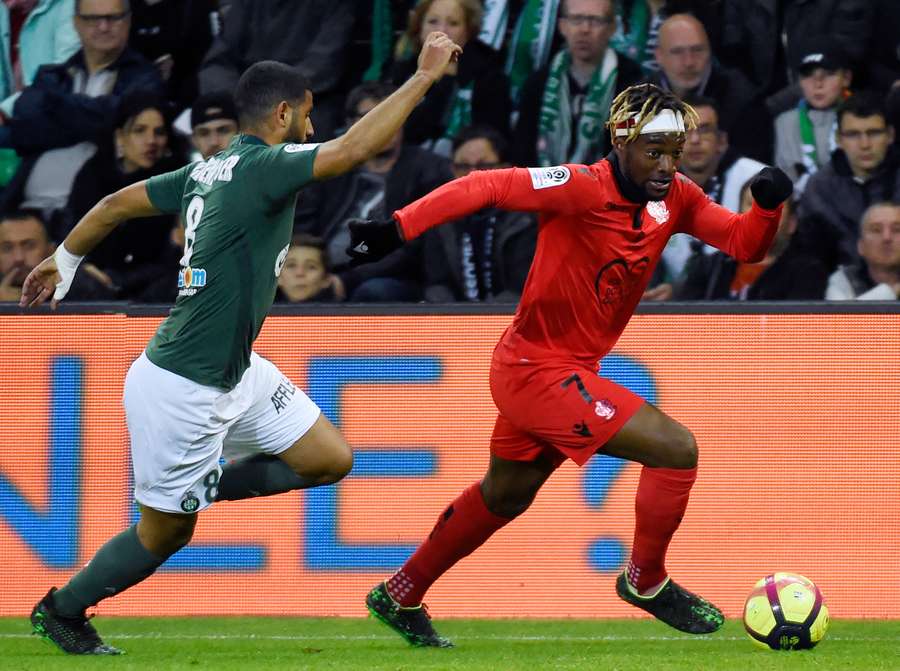 Saint-Maximin avec le maillot niçois Saint-Maximin avec le maillot niçois