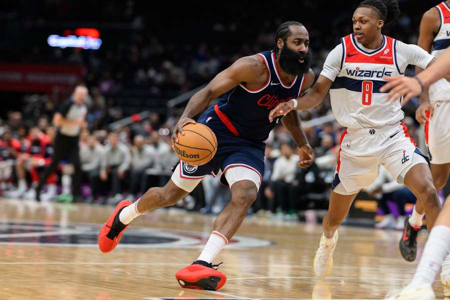 James Harden (vlevo) nasázel proti Washingtonu 43 bodů. 