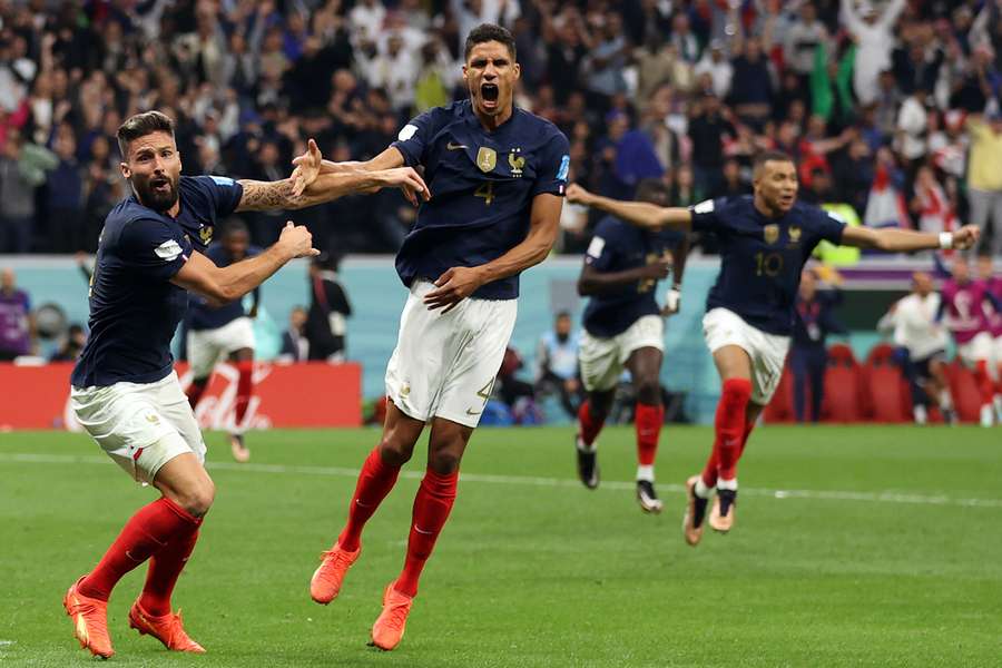 Varane y Giroud celebran un gol ante Inglaterra