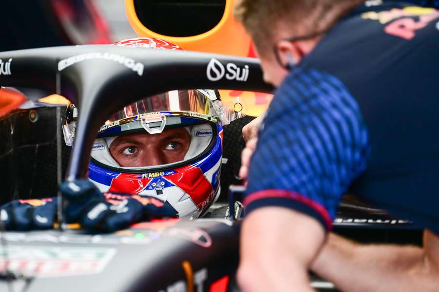 Verstappen in zijn auto tijdens de eerste vrije training