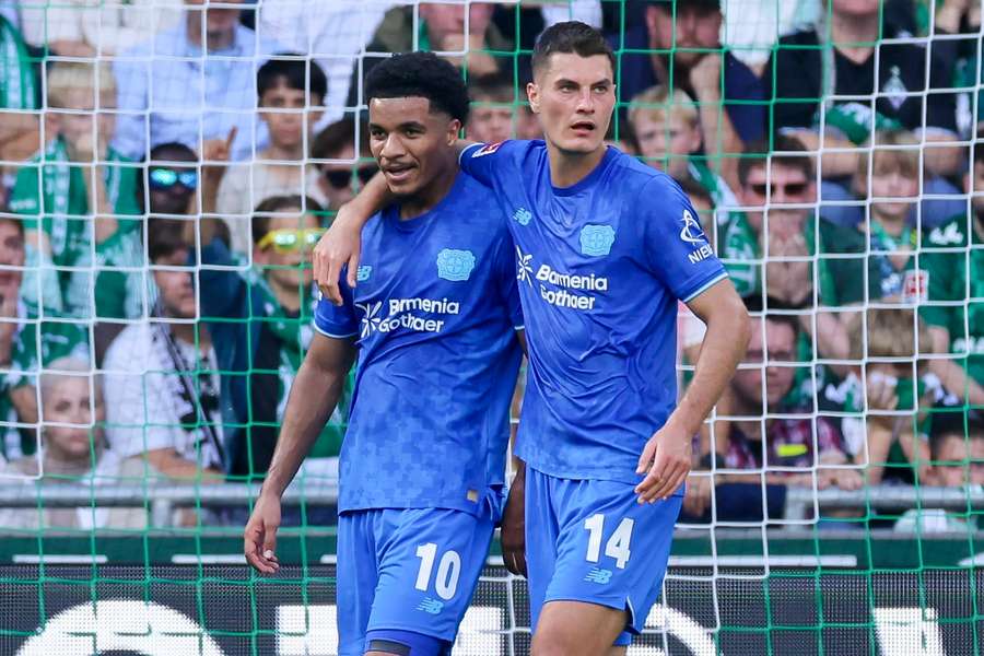 Patrik Schick (vpravo) vstřelil Brémám dvě branky.