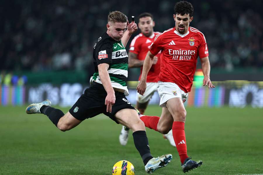 Sporting CP's Viktor Gyokeres in action with Benfica's Tomas Araujo