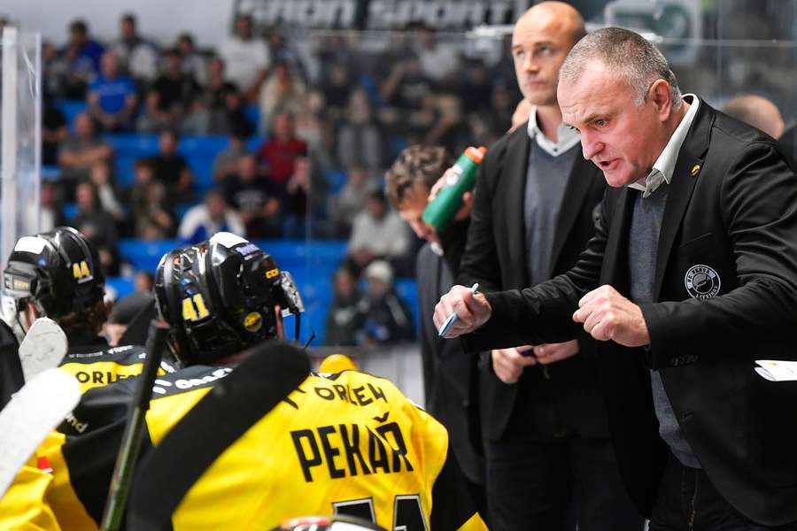Robert Reichel na střídačce Litvínova. Robert Reichel na střídačce Litvínova.