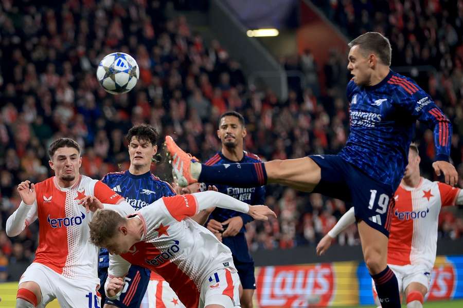 Obránce Slavie David Zima čelil ostrému ataku hráče Arsenalu Leandra Trossarda. Obránce Slavie David Zima čelil ostrému ataku hráče Arsenalu Leandra Trossarda.