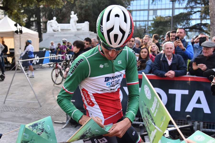 Italiaan Zana wint bergetappe in Giro, Thomas behoudt roze