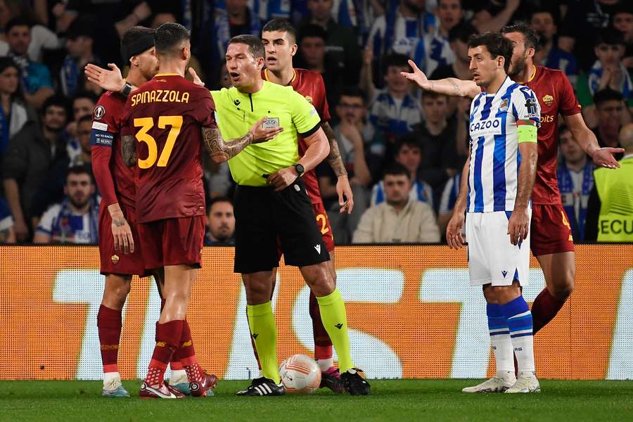Los jugadores de la Roma, protestando al árbitro