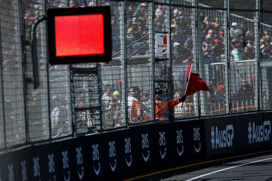 Tweede rode vlag van grand prix Australië, dit keer verliest Magnussen een wiel