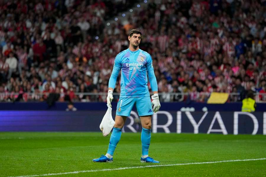 Brankář Thibaut Courtois musel v derby s Atléticem řešit i velmi nefotbalové záležitosti. 