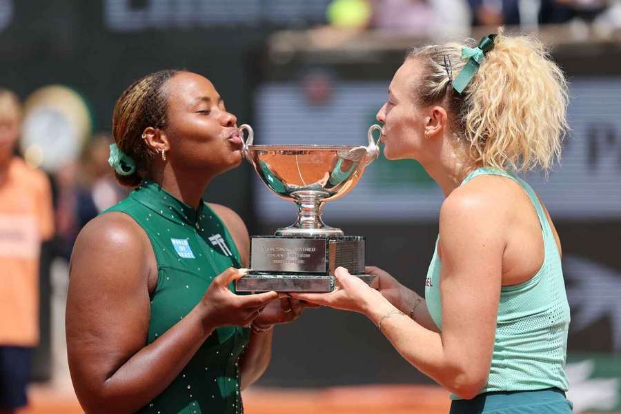 Siniaková i Townsendowa z trofeum za triumf na Roland Garros. Siniaková i Townsendowa z trofeum za triumf na Roland Garros.