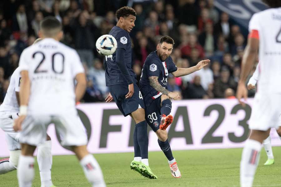 Lionel Messi tente un tir pour marquer son premier but face à Nice ce samedi.