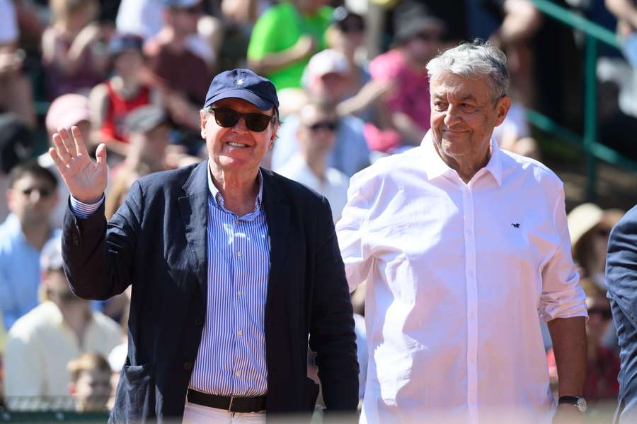 Były tenisista Wojciech Fibak (L) i dyrektor turnieju Poznań Open Krzysztof Jordan (P) po meczu finałowym tenisowego Challengera ATP.