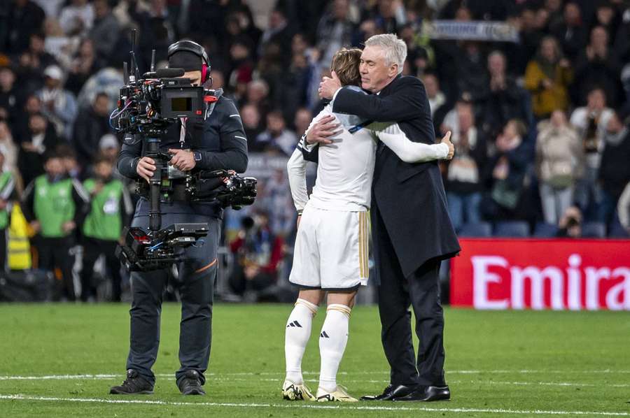 Carlo Ancelotti bedankt Luka Modric na afloop van de wedstrijd tegen Sevilla