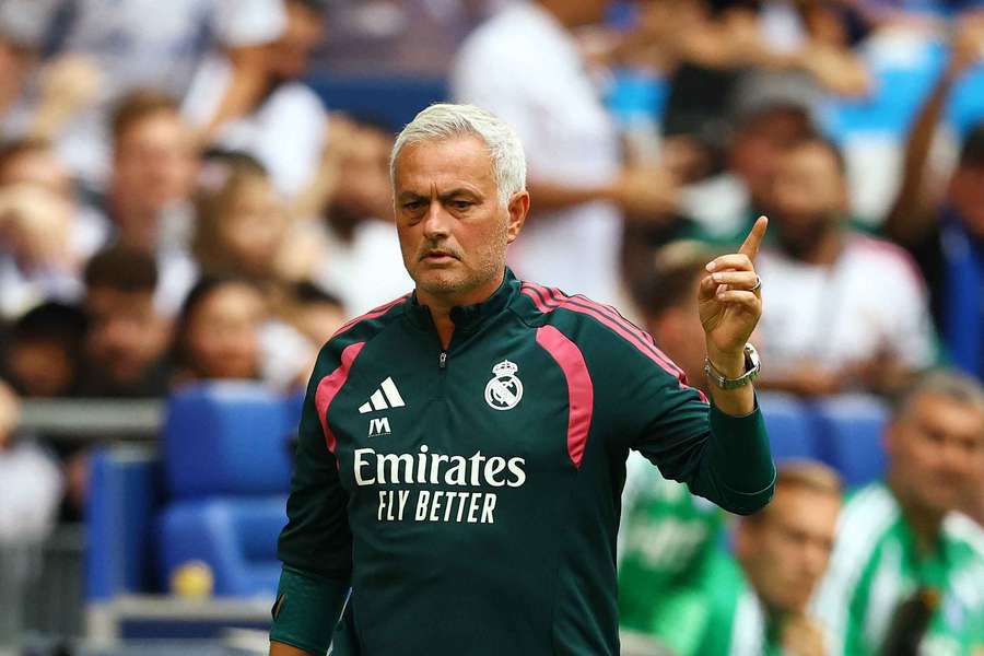 Mourinho je šéfom lavičky Realu. Mourinho je šéfom lavičky Realu.