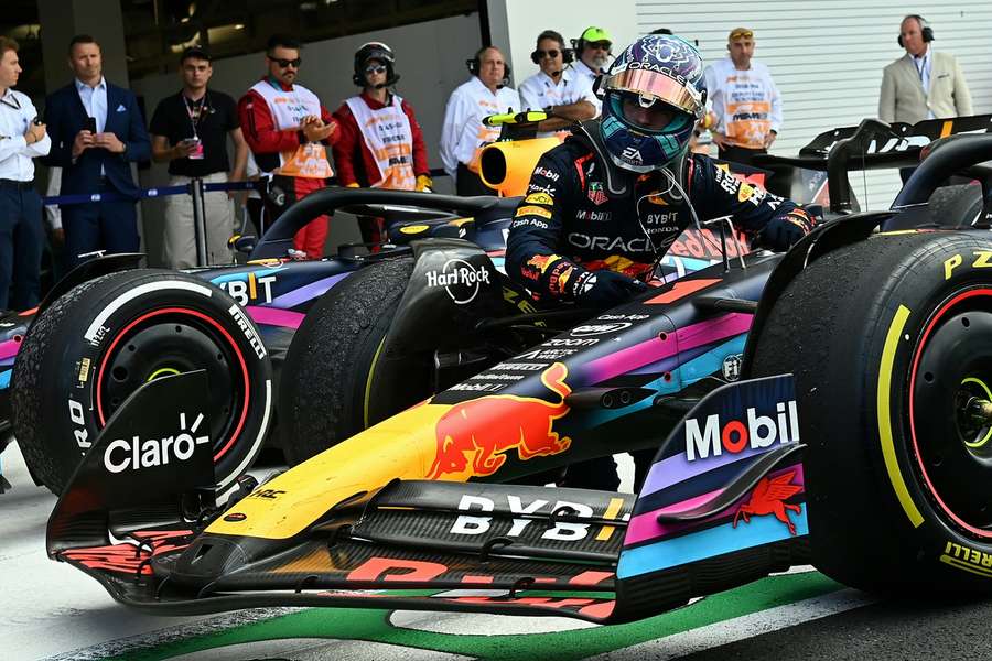 Max Verstappen klimt als winnaar uit zijn automobiel