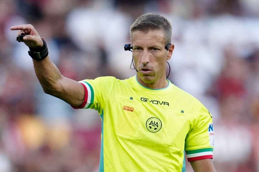L'arbitro Davide Massa durante l'ultimo Roma-Inter L'arbitro Davide Massa durante l'ultimo Roma-Inter