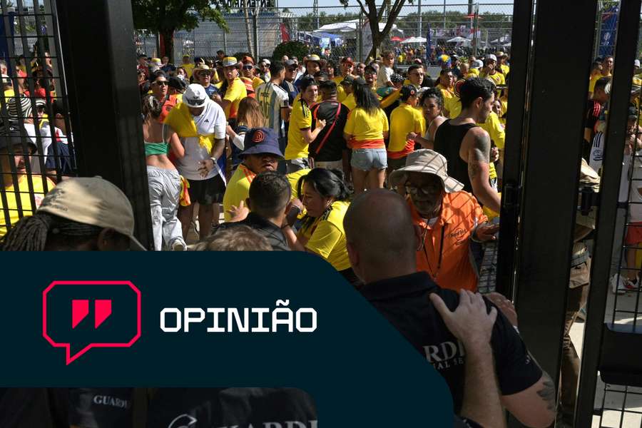 O caos formou-se na entrada dos adeptos