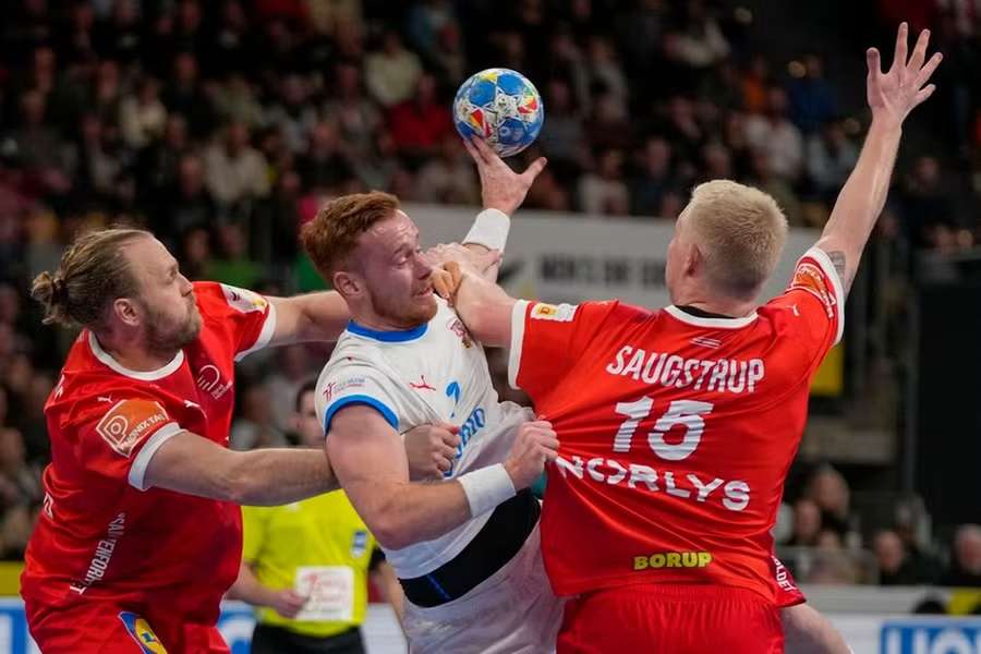 Daniel Režnický tenta furar a defensiva dinamarquesa
