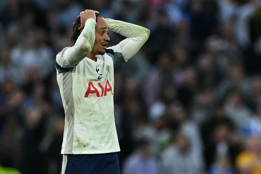 Nem mesmo a assistência e o gol de Xavi Simons foram suficientes para garantir a vitória do Tottenham 