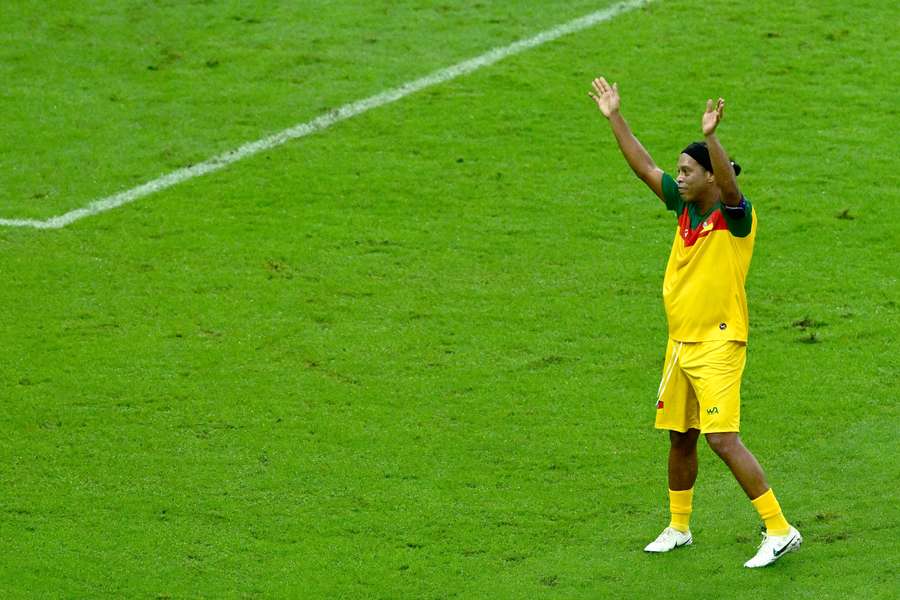Ronaldinho foi aplaudido de pé quando deixou o campo