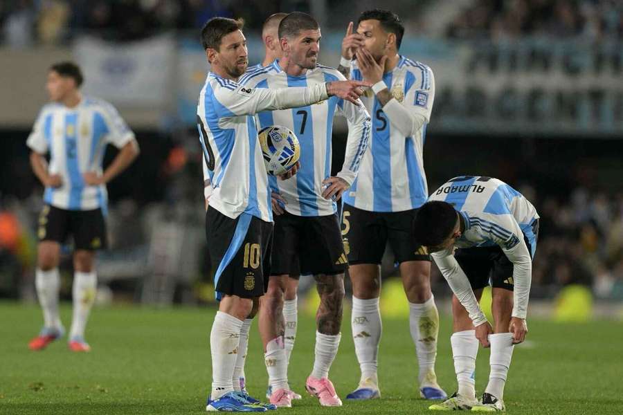 Messi, con el balón en las manos