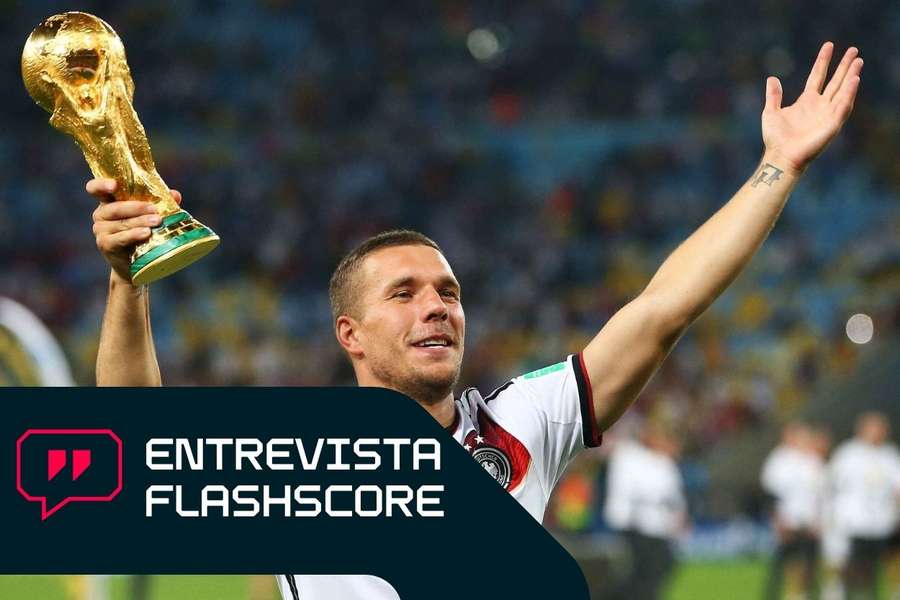 Lukas Podolski levanta el trofeo tras ganar el Mundial 2014 con Alemania