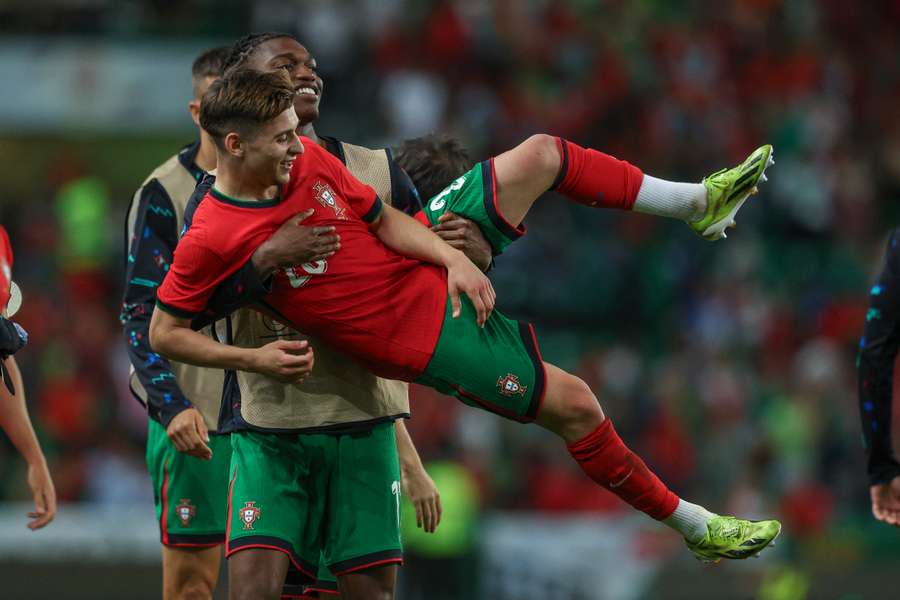 Rafael Leao abraza a Francisco Conceição tras el amistoso entre Portugal y Finlandia