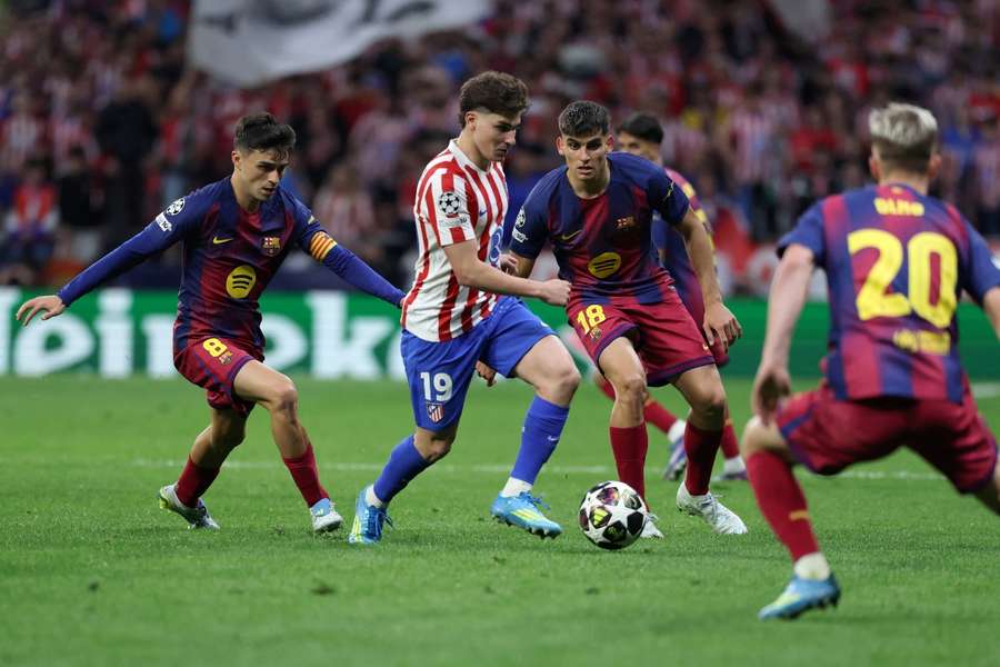 Julián Álvarez, rodeado de jugadores culés, en el Atleti-Barça de Champions la temporada pasada