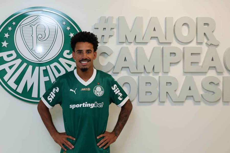 Lucas Evangelista com a camisola do Palmeiras
