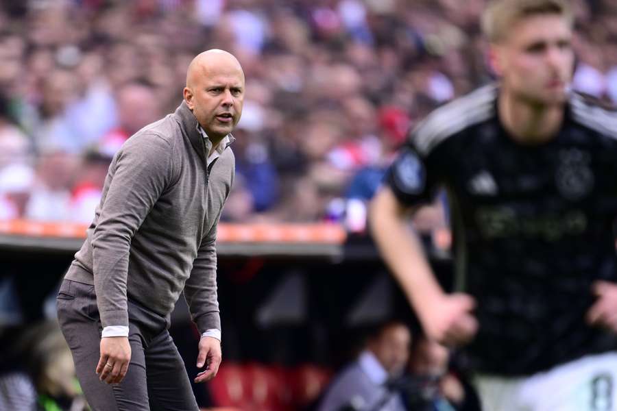 Arne Slot heeft met Feyenoord negen punten achterstand op PSV