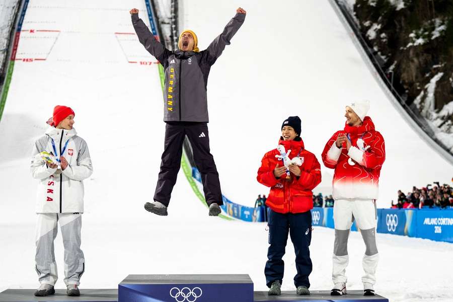 Raimund holt unerwartet die Goldmedaille im Skispringen