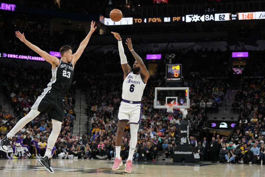 Os Lakers venceram os Spurs pela segunda noite seguida