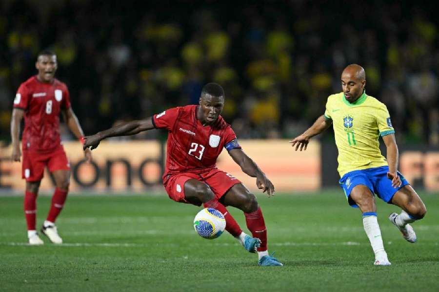 Caicedo durante Brasil x Equador