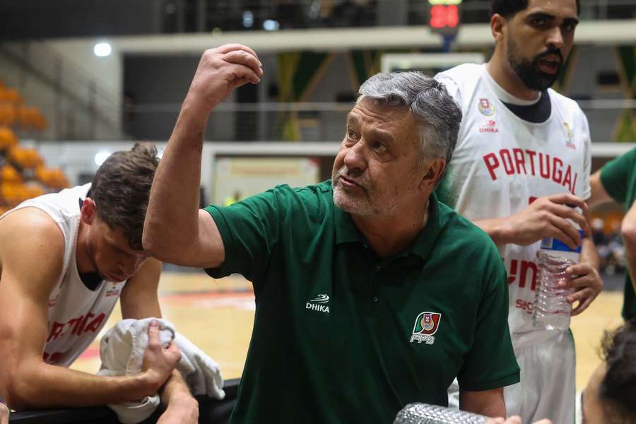 Mário Gomes fala com os jogadores