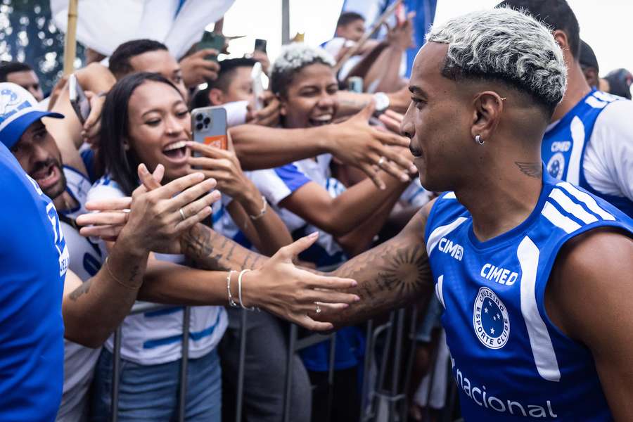 Torcida do Cruzeiro invadiu Toca da Raposa 2 no último treino antes da decisão