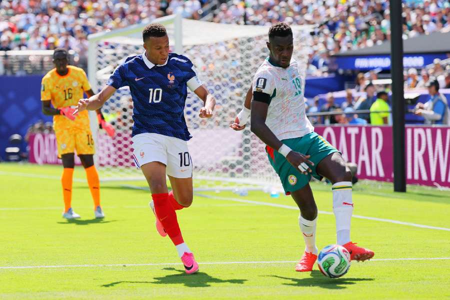 Moussa Niakhate on the ball
