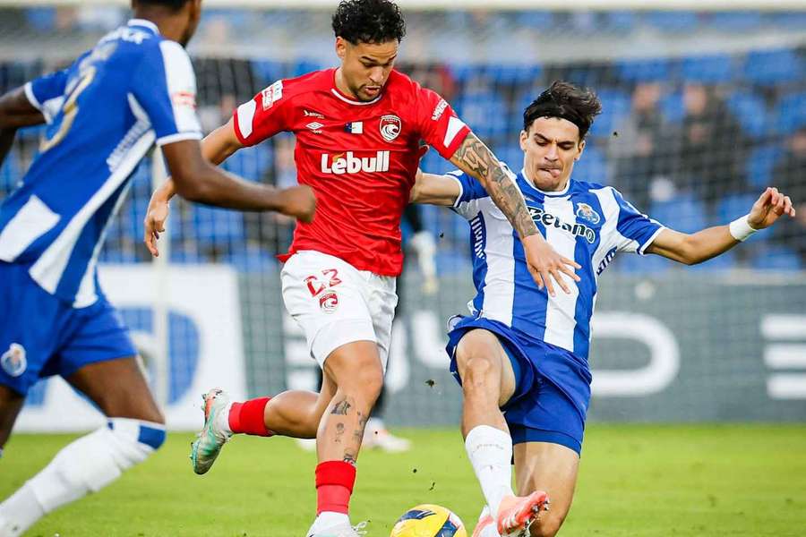 Sidney Lima em ação pelo Santa Clara