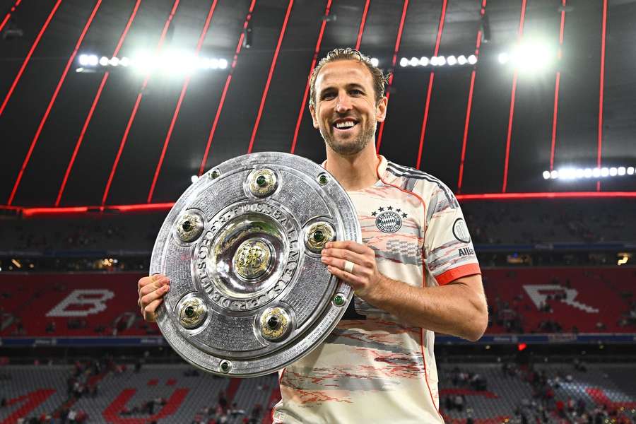 Harry Kane mit der Bundesliga-Schale 2024/25