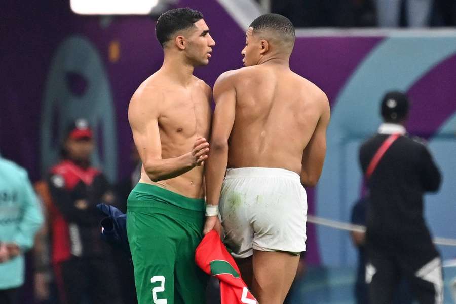 Achraf Hakimi s kamarádem a bývalým spoluhráčem z PSG Kylianem Mbappém, který si po semifinále minulého MS odnáší jeho dres.