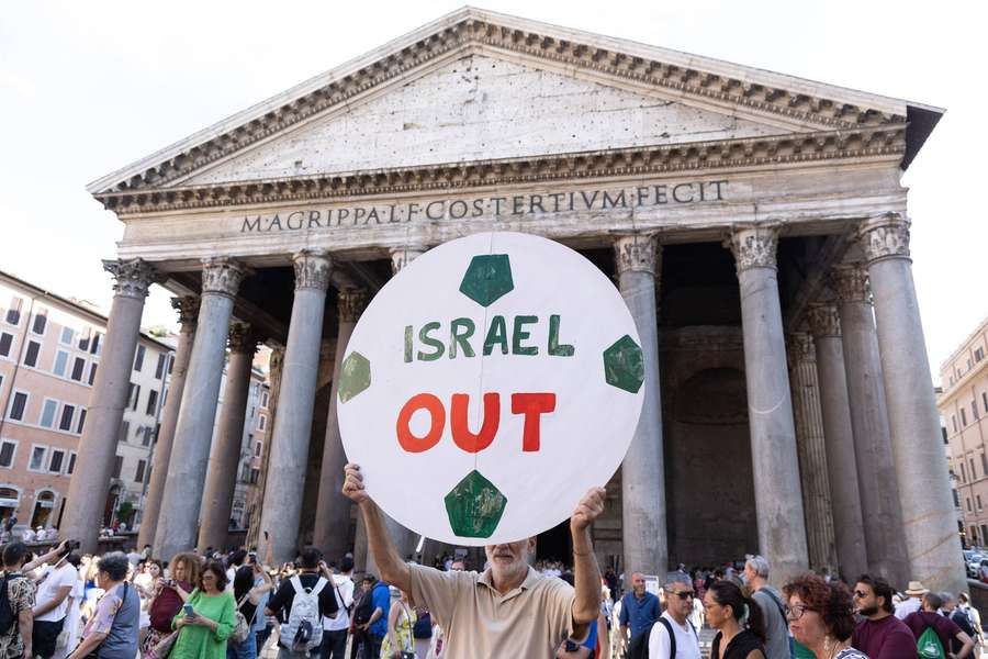 In ganz Italien wehrt man sich gegen die Austragung des Spiels gegen Israel In ganz Italien wehrt man sich gegen die Austragung des Spiels gegen Israel