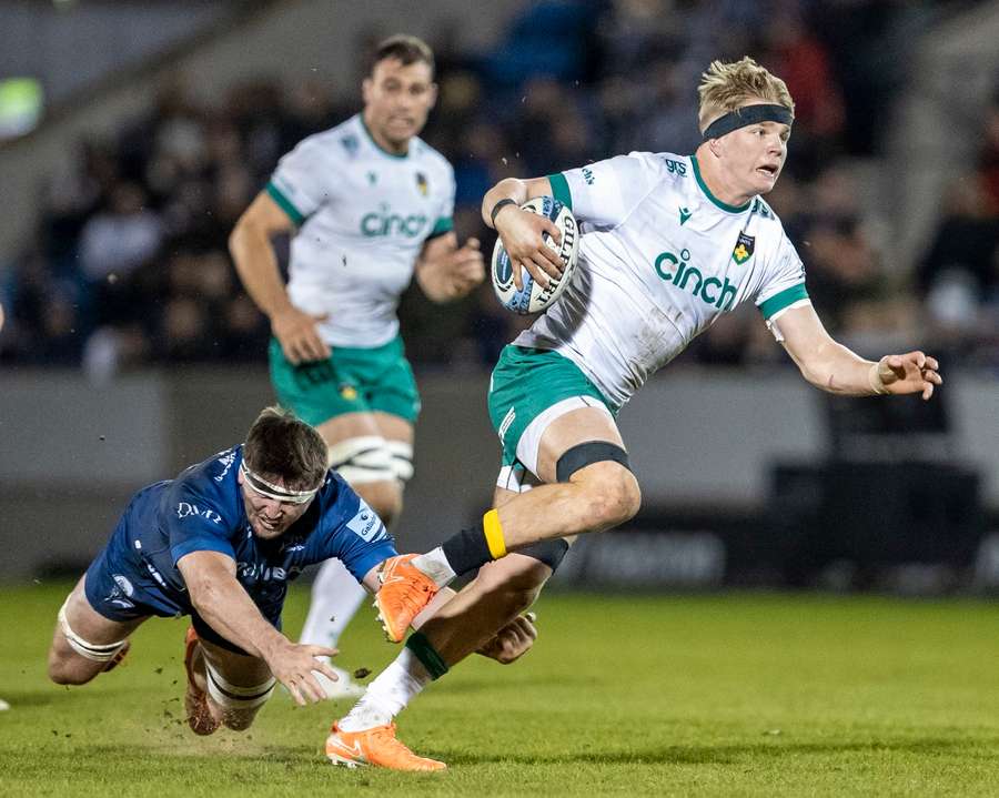 Tom Curry (L) misses a tackle on Henry Pollock