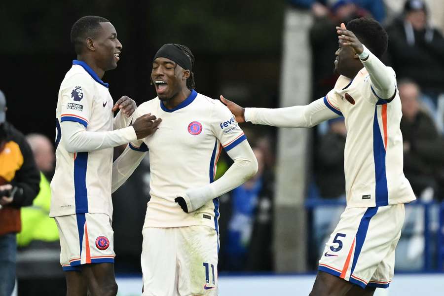 Chelsea pokonuje bezradne Leicester 