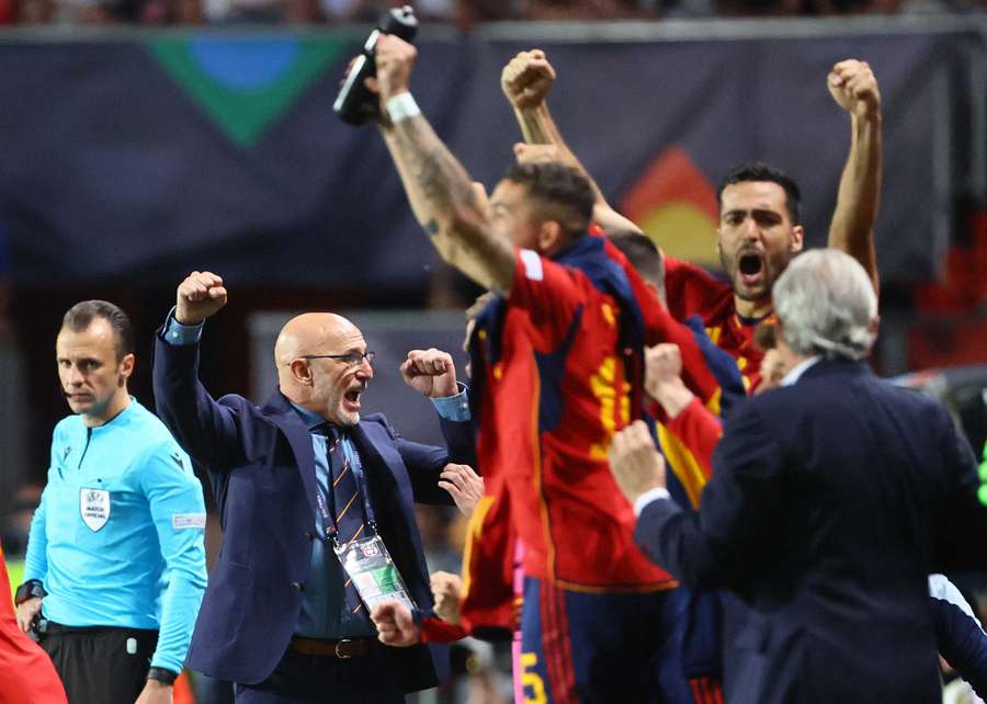 Rezerwowi Hiszpanii celebrują zwycięskiego gola Joselu