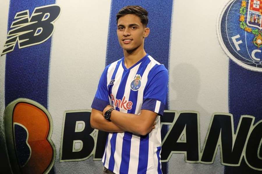 Gonçalo Sousa, extremo de 18 anos do FC Porto