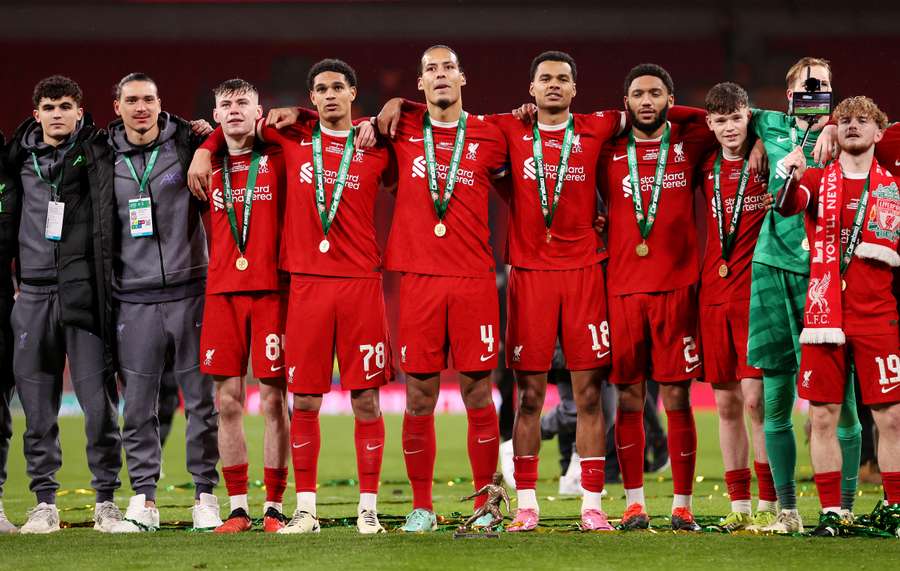 Hráči Liverpoolu slaví vítězství v EFL Cupu.