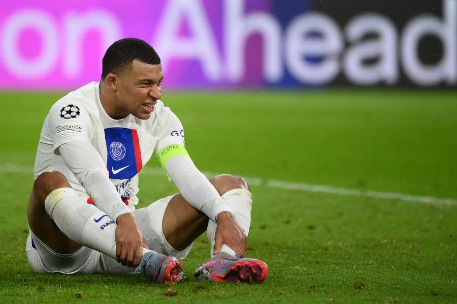 Kylian Mbappé, en el suelo, durante el Bayern - PSG.