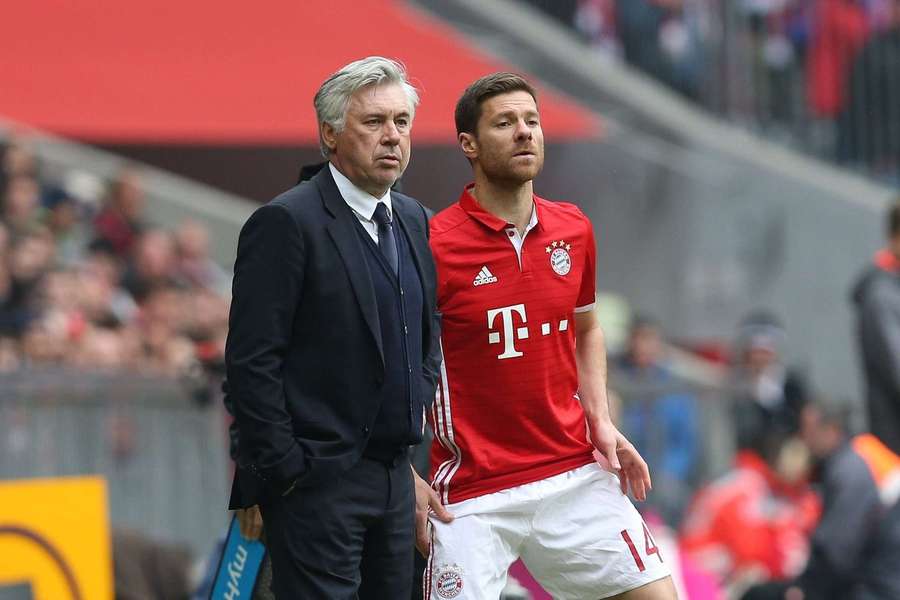 Carlo Ancelotti vedl Xabiho Alonsa také v Bayernu Mnichov. Carlo Ancelotti vedl Xabiho Alonsa také v Bayernu Mnichov.