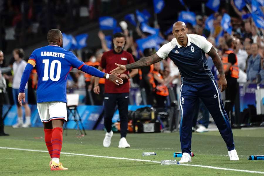 Alexandre Lacazette e o treinador da França, Thierry Henry, querem vingar-se dos argentinos