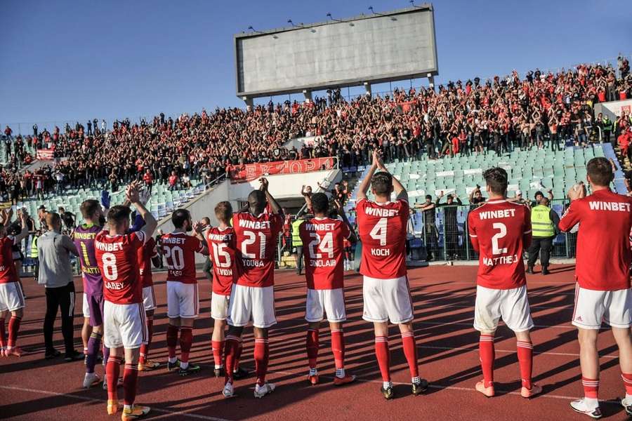 Jucătorii de la ȚSKA Sofia își salută fanii